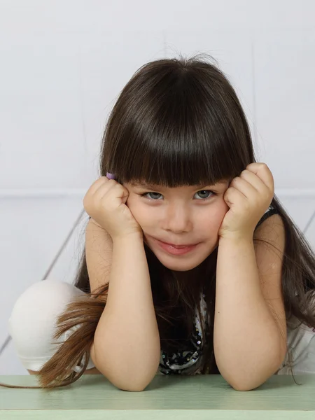 Yüzünde hafif memnuniyetsizlik ile küçük kız — Stok fotoğraf