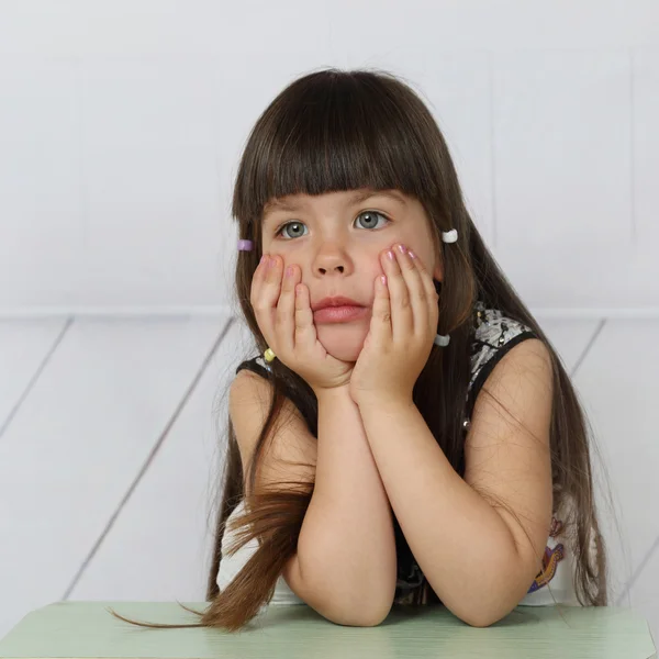 Fille avec une expression réfléchie sur son visage — Photo