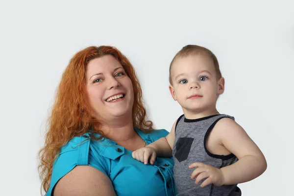 Ellerinde küçük oğluyla mutlu Kızıl saçlı kadın — Stok fotoğraf