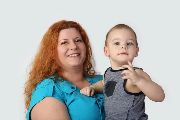 Ellerinde küçük oğluyla mutlu Kızıl saçlı kadın — Stok fotoğraf