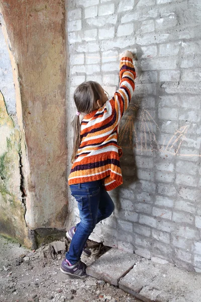 Дівчина малює крейдою на стіні — стокове фото