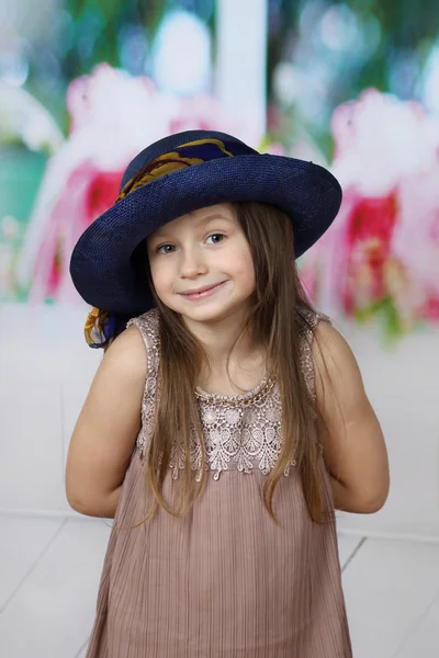 Cute little girl in big hat posing — Stock Photo, Image