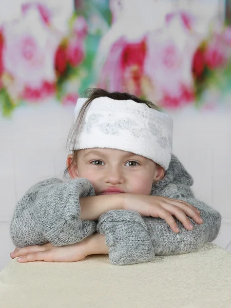 Хвора дівчинка пов'язка на голову — стокове фото