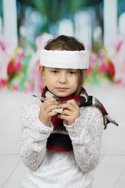Хвора дівчина з термометром — стокове фото