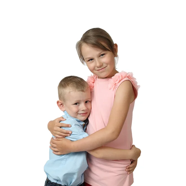 Niño y niña de pie abrazado — Foto de Stock