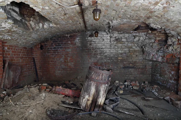 Altes Fass im Keller — Stockfoto