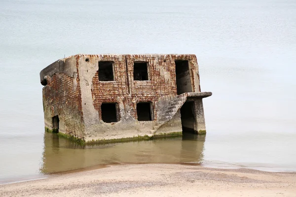那座旧毁了楼房在海 — 图库照片