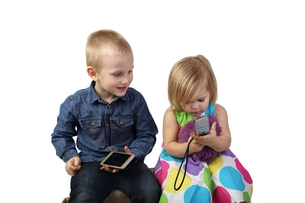 Маленький хлопчик і дівчинка з мобільними телефонами — стокове фото