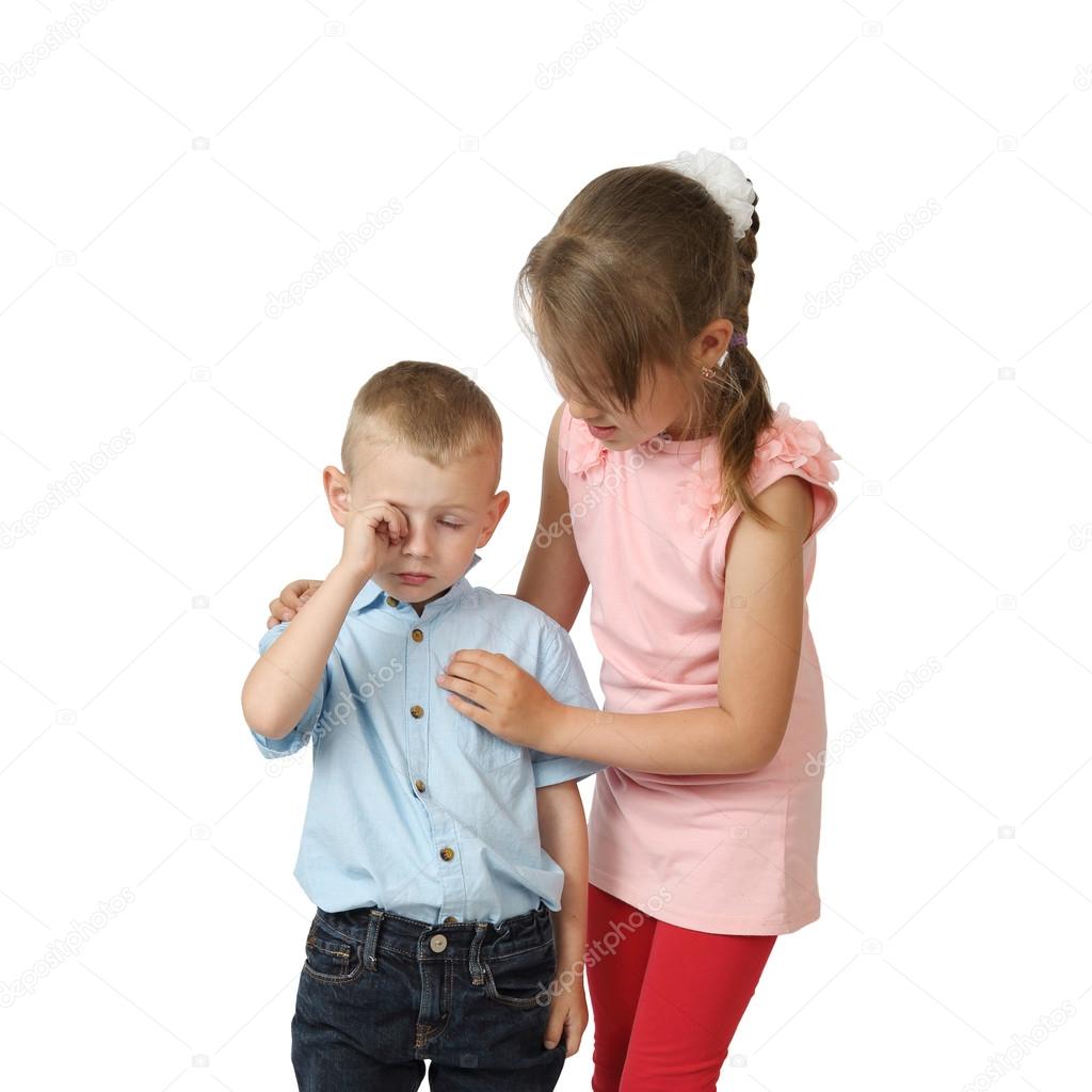 ребенок плачет. один ребенок утешает другого. маленький ребенок плачет. маленький ребенок плачет. грустный ребенок.