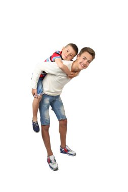 Büyük çocuk küçük kardeşim sırtında taşır.