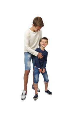 Mutlu genç çocuk neşeli küçük kardeşi ile çalış