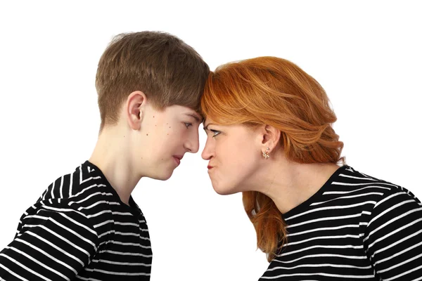 Kvinde og teenage dreng hviler hoveder mod hinanden - Stock-foto