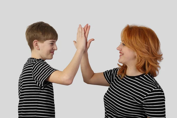 Madre e figlio su grigio — Foto Stock