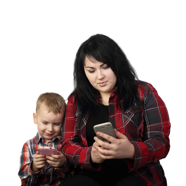 Мати і син з мобільним телефоном — стокове фото