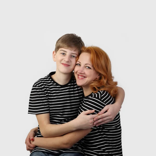 Anne ve oğlu gri — Stok fotoğraf