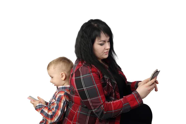 Madre e hijo con teléfonos celulares — Foto de Stock