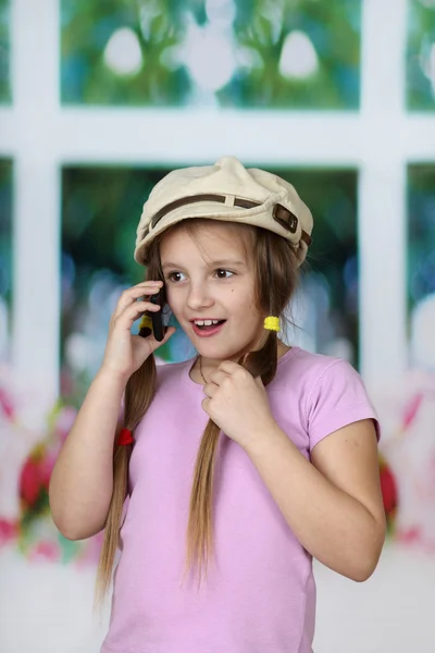 Jeune fille mignonne parle sur téléphone portable — Photo