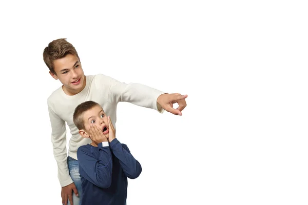 Chico muestra algo increíble a su hermano pequeño — Foto de Stock