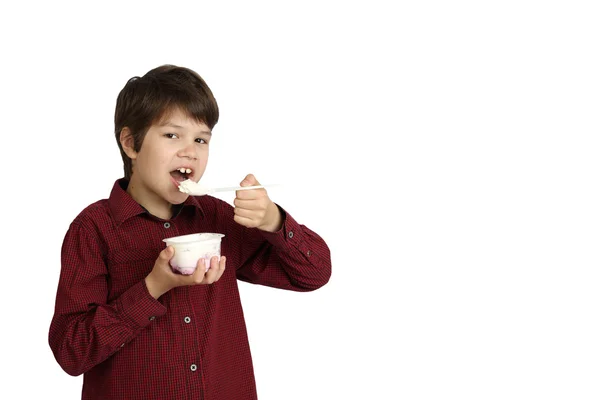 Fiú eszik joghurt — Stock Fotó