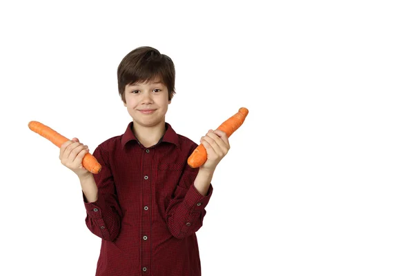 Мальчик с морковкой в руках — стоковое фото