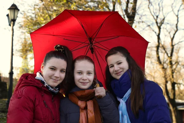 Kızlar şemsiyesi altında — Stok fotoğraf
