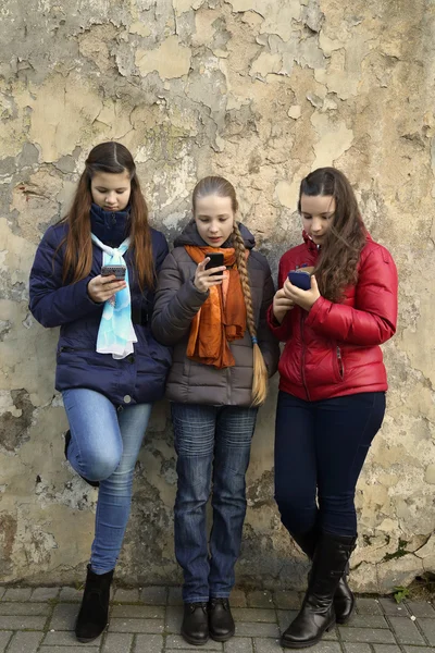 Meninas conversando ao ar livre — Fotografia de Stock
