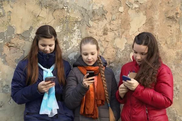 Meninas conversando ao ar livre — Fotografia de Stock