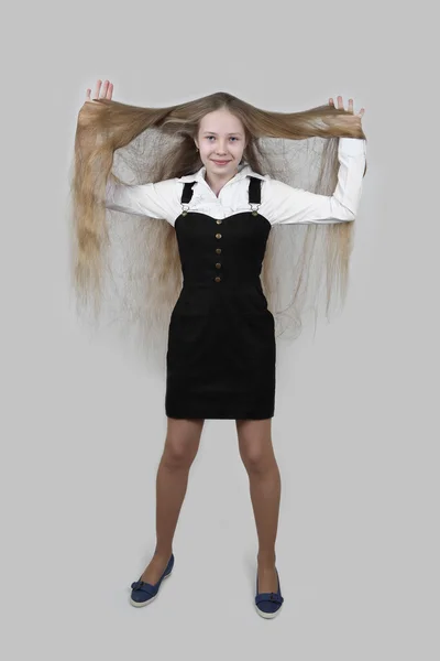 Menina adolescente com cabelos longos — Fotografia de Stock