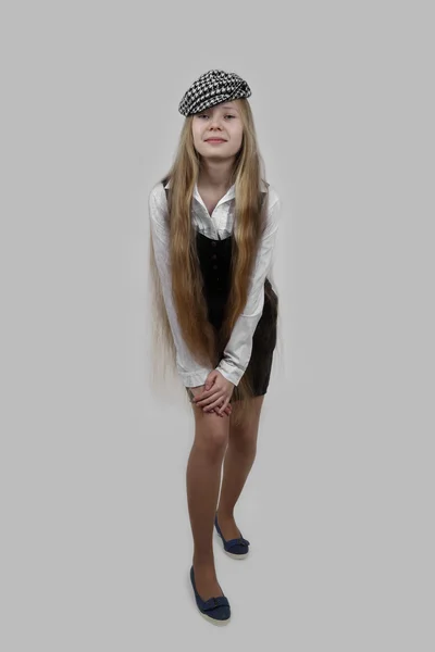 Красивая девочка-подросток с очень длинными волосами — стоковое фото