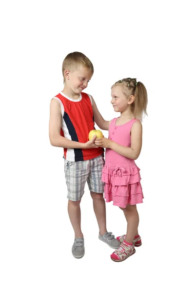 Boy gives little girl apple — Stockfoto