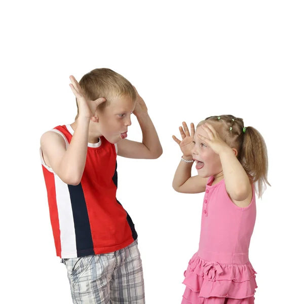 Kleine jongen en meisje elkaar plagen — Stockfoto