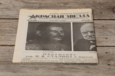 Ahşap masa üzerinde eski newspape
