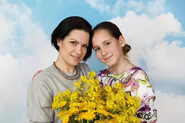 Madre e figlia con fiori gialli — Foto Stock