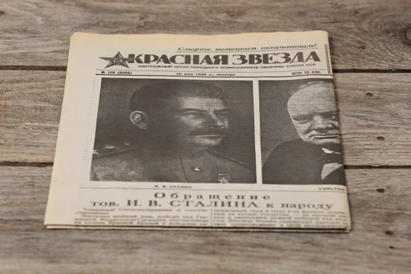 Ahşap masa üzerinde eski newspape