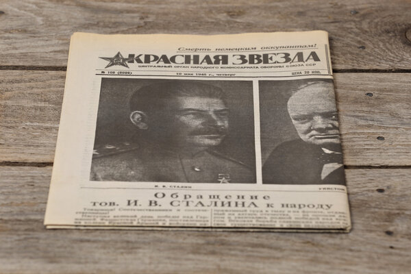 Старые новости на деревянном столе
