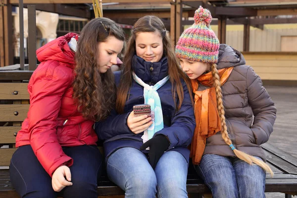 Tres adolescentes con teléfono celular — Foto de Stock