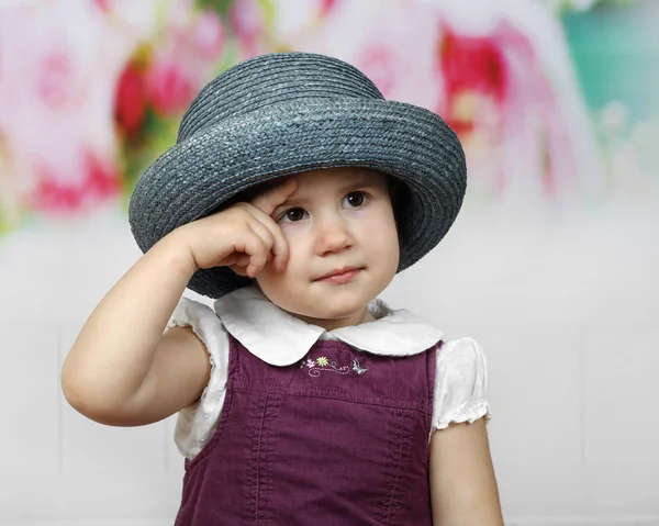 Маленькая симпатичная девочка в шляпе — стоковое фото