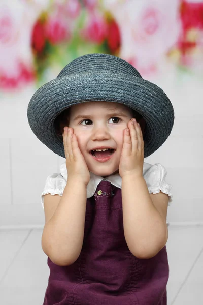 Şapka, sevimli küçük kız — Stok fotoğraf