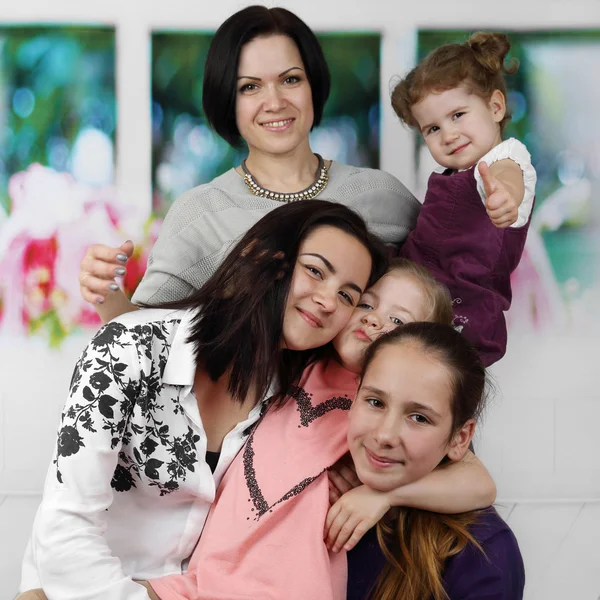 Anne ve dört kızı — Stok fotoğraf