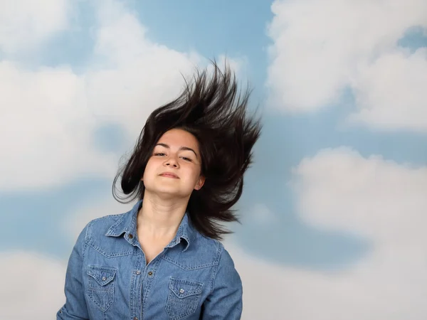 Menina adolescente com cabelo fluindo — Fotografia de Stock