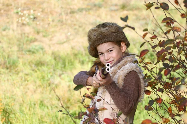 Chica cazadora joven —  Fotos de Stock