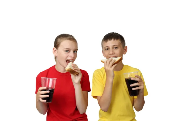 Jongen en meisje eet fast-food — Stockfoto