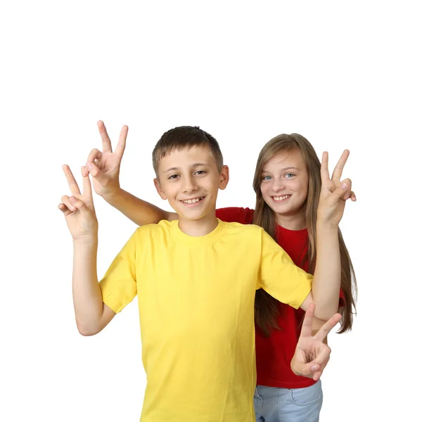 Мальчик и девочка показывают победу — стоковое фото