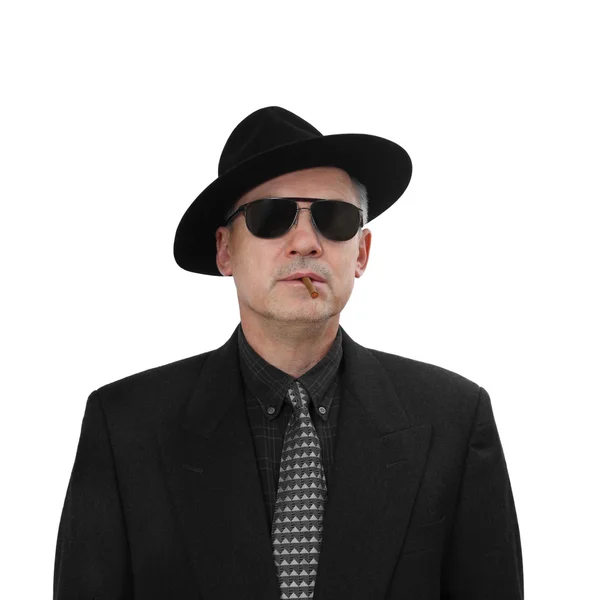 Мужчина средних лет курит сигарилло — стоковое фото