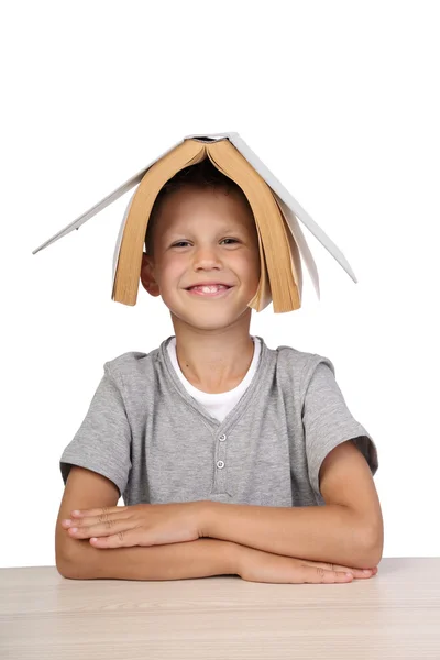 Jongen met open boek op hoofd — Stockfoto