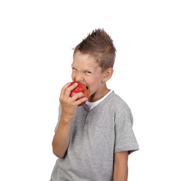 Boy eet appel — Stockfoto