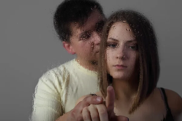 Erkek ve kadın ıslak pencerenin arkasında — Stok fotoğraf