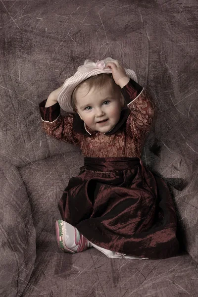 Младенец в винтажном стиле — стоковое фото