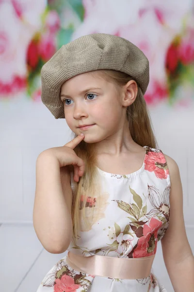Cute girl in beret — Stockfoto