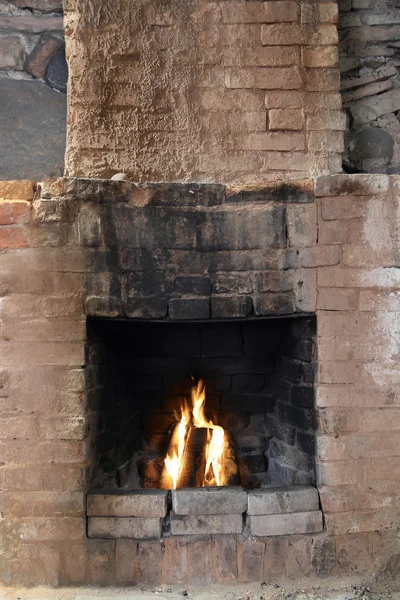 Şömine ateş ile eski